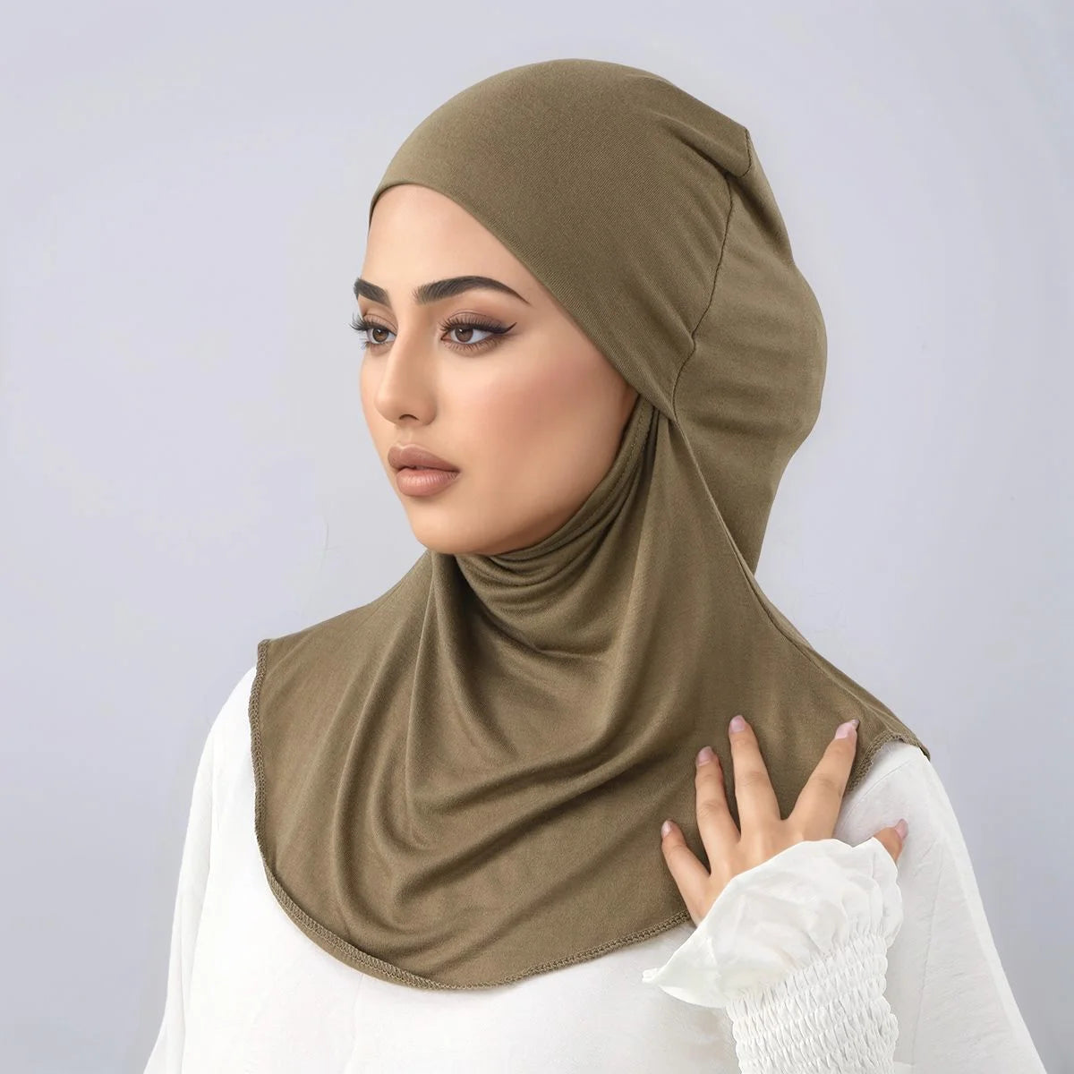 Une femme portant un foulard instant stretch vert olive