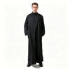 Mann in einem schwarzen ärmellosen Robe mit arabem Stehkragen.