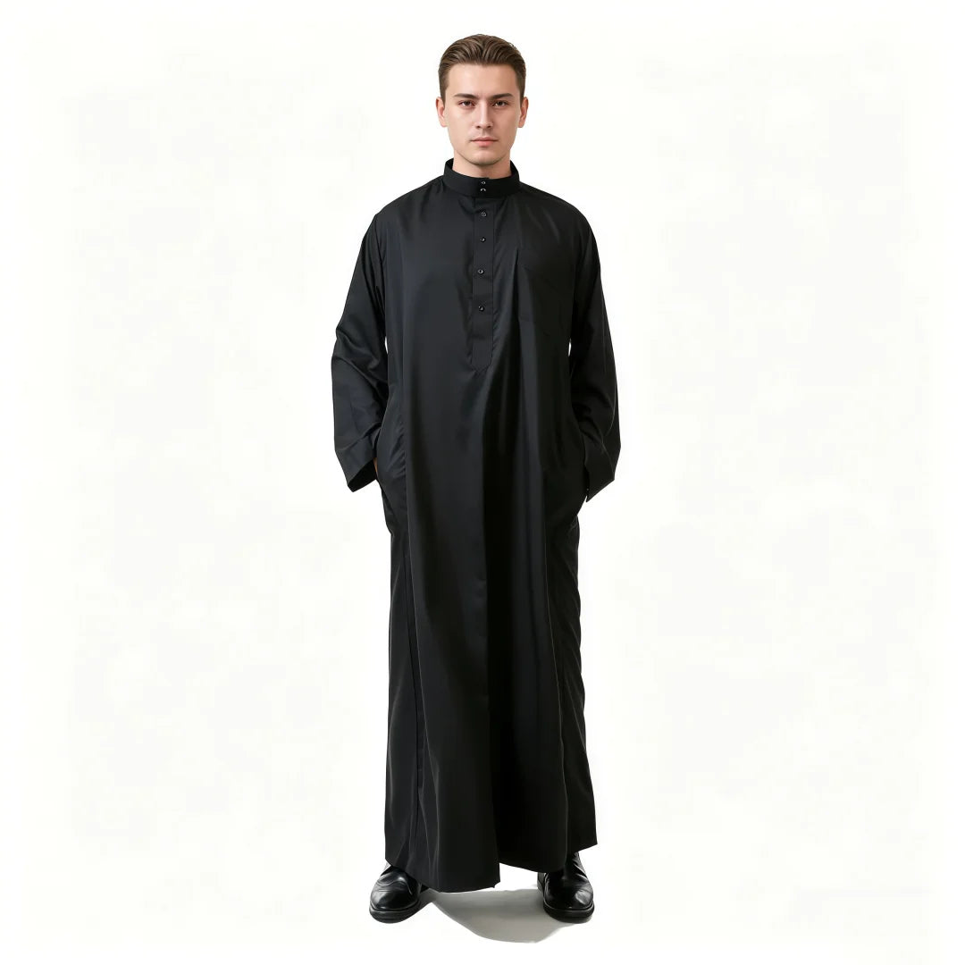 Mann in schwarzem arabischem Standkragen-Langarm-Robe.