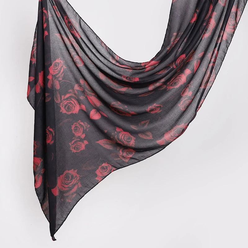 Durchsichtiger schwarzer Modal-Schal mit Aquarell-Blumenmuster aus rosa und roten Rosen, elegant drapiert.