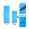 Serviette de voyage bleu vif en microfibre, à plat, pliée et avec un cordon pour accrocher.
