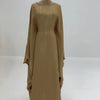 Abaya de satén beige con corte batwing exhibida en maniquí.