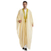 Ein Mann trägt einen eleganten beige Jubba Thobe Kaftan mit Goldstickerei.