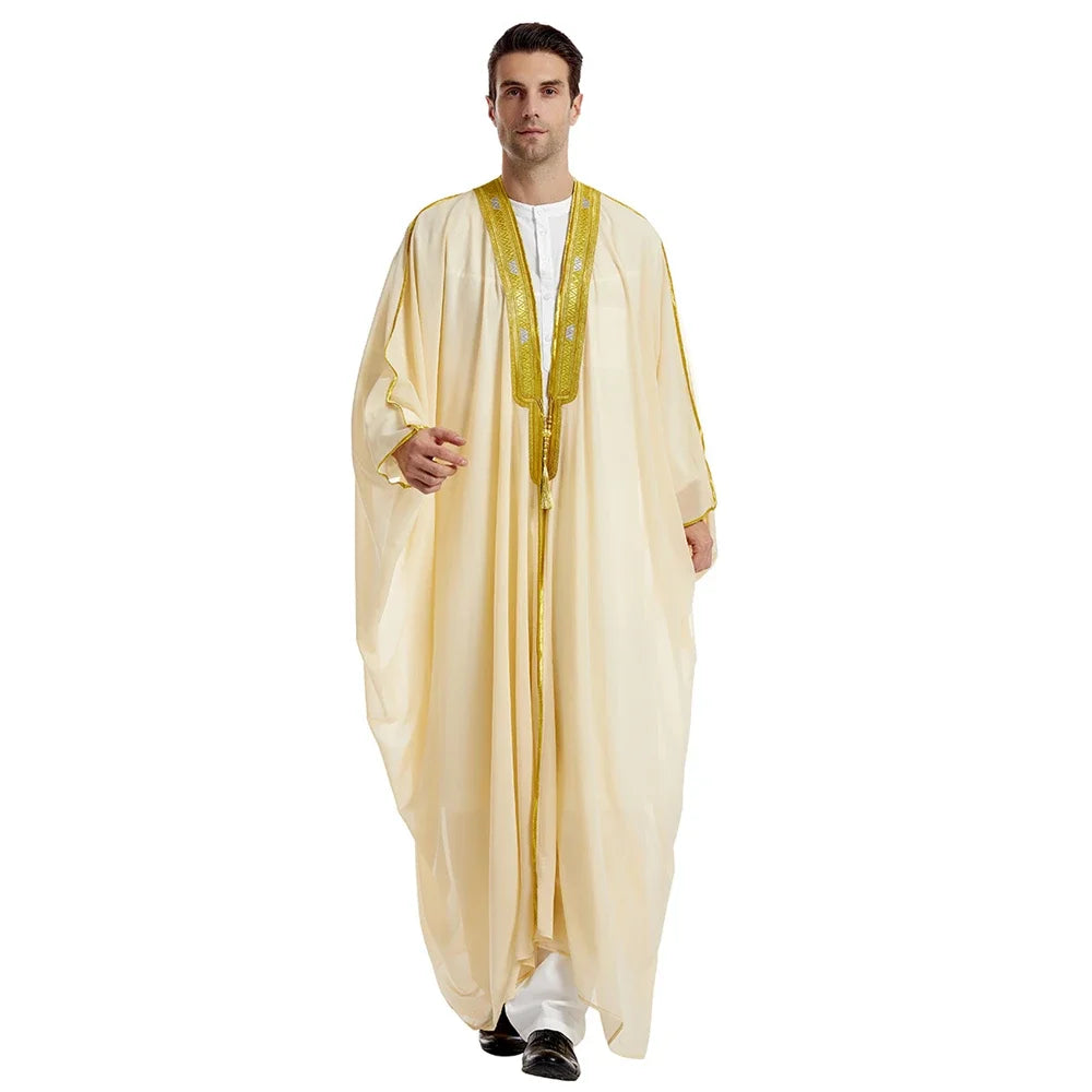 Ein Mann trägt einen eleganten beige Jubba Thobe Kaftan mit Goldstickerei.