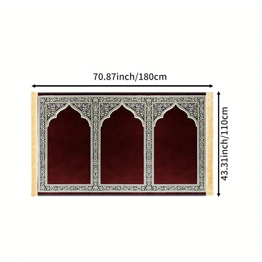 Un tapis de prière rectangulaire avec trois panneaux arqués et de l'calligraphie islamique complexe sur un fond marron foncé