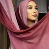 Eine Frau trägt einen staubrosa Ramanda Bambus Modal Rayon Schal-Hijab