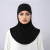 Une femme portant un foulard instant stretch noir sur un haut blanc.