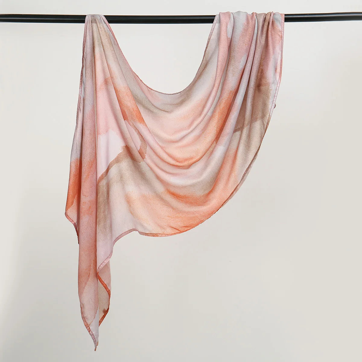 Fließender, durchscheinender Pfirsich- und Orangewarn-Aquarell-Stoff-Hijab-Schal aus Baumwolle und Leinen an einem schwarzen 