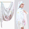 Weißes Aquarell-Ombré-Reiz-Hijab-Schal aus Rayon-Modal, über einer Kleiderstange und getragen von einer Frau.