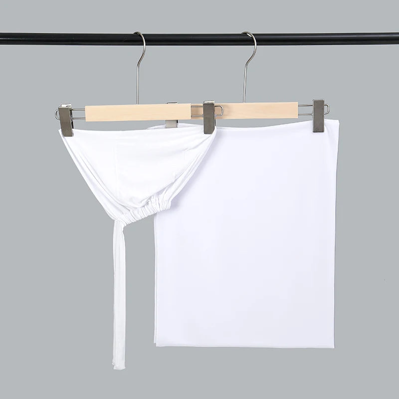 Weißer Chiffon-Hijab und Unterkleid-Set hängt an einem schwarzen Stab.