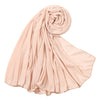 Un foulard hijab en jersey de coton rose pâle, élégamment drapé.