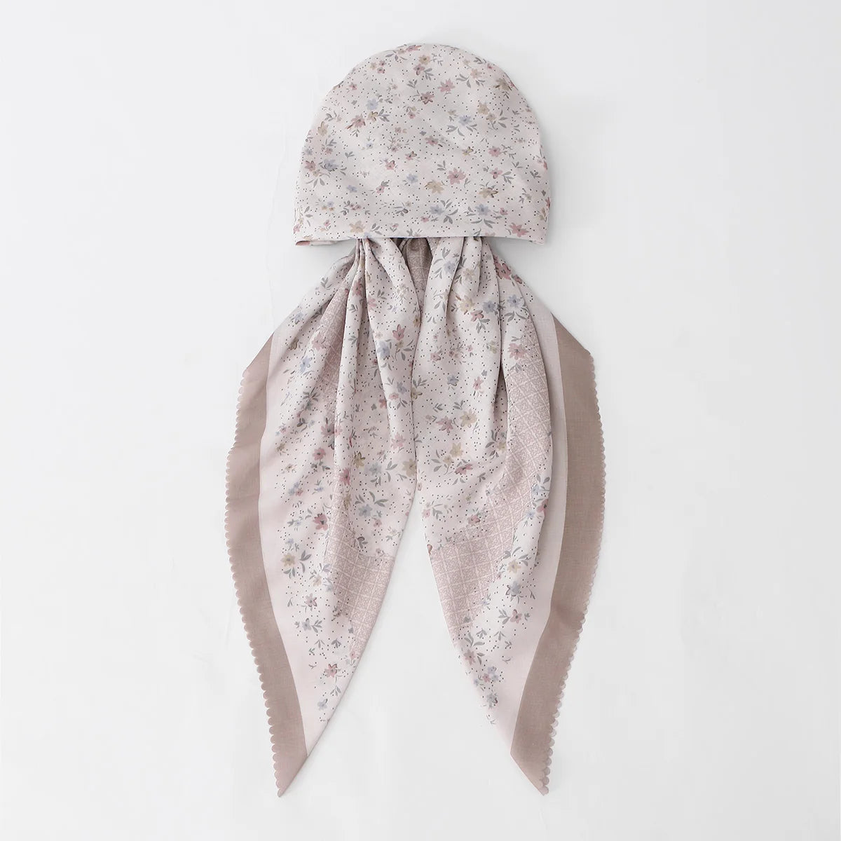 Hellrosa floral gemusterter Voile-Hijab mit Schalbindung.