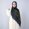 Eine Frau trägt einen dunkelblauen Aquarell-Leinen-Baumwoll-islamischen Schal und ein weißes Kleid.