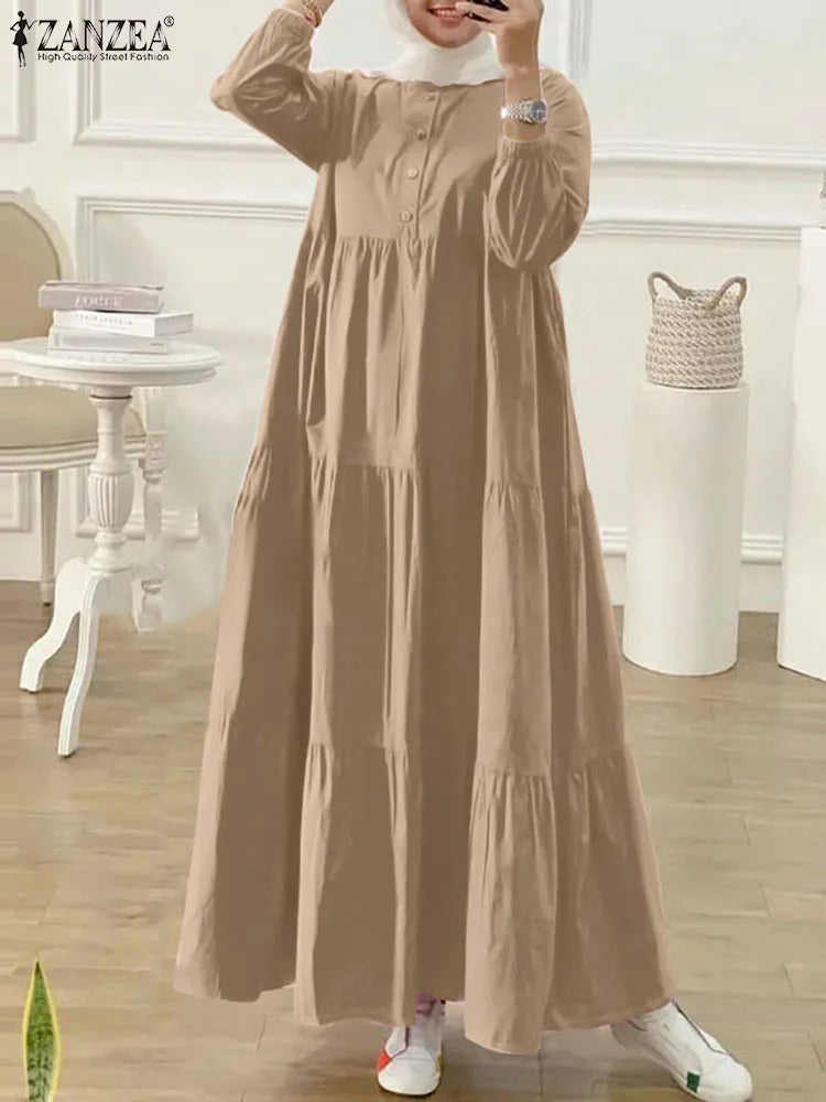 Eine Frau modelliert ein langes, beiges muslimisches Abaya-Kaftan-Kleid mit langen Ärmeln und hohem Kragen.