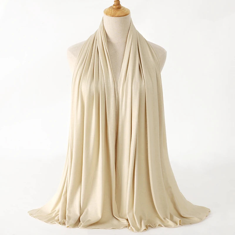 Beiger Jersey-Hijabschal, drapiert um den Hals einer Mannequin.