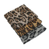 Une pile de châles ou foulards pashmina à imprimé léopard dans diverses nuances de brun et de gris.