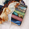 Une pile de foulards voiles imprimés élégants dans diverses teintes terreuses et froides, posés sur une surface blanche.
