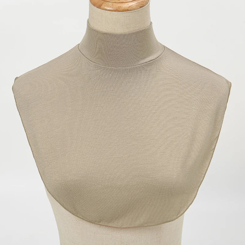 Beige eleganter Rollkragen-Top, präsentiert auf einem Mannequin.