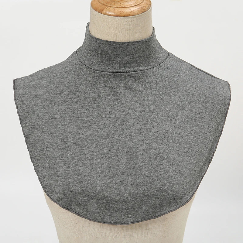 Elegantes graues Rollkragen-Shirt in einem Modepuppi