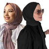 Una mujer vistiendo un hiyab malva y gafas de sol, modelando un hiyab instantáneo listo para usar para mujeres musulmanas.