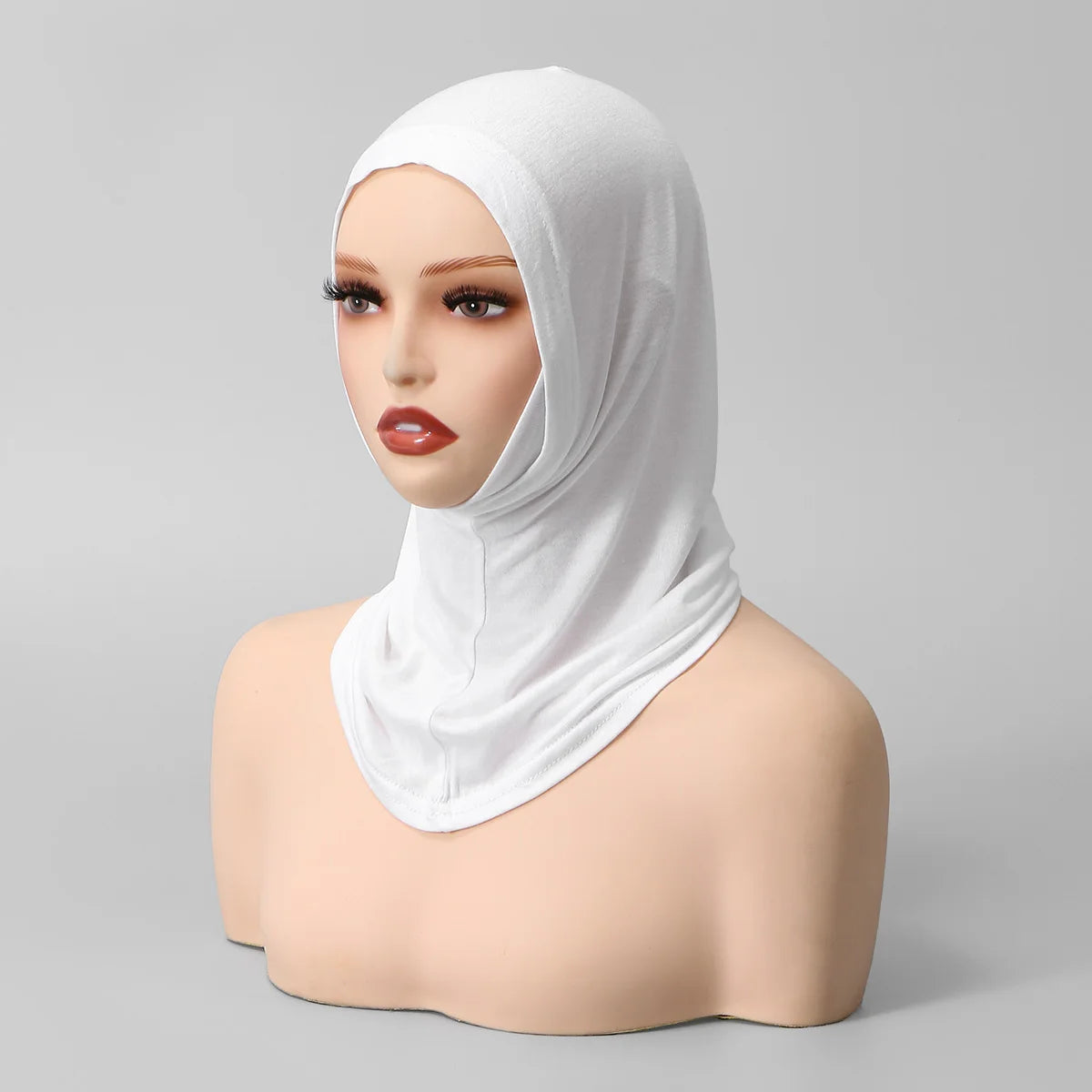 Un mannequin porte un bonnet hijab en coton mélangé prêt-à-porter blanc.