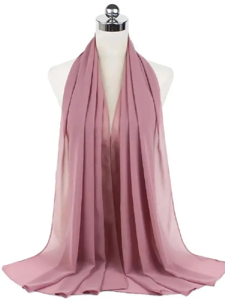 Rosa Chiffon-Hijab-Schal um den Hals einer Mannequin