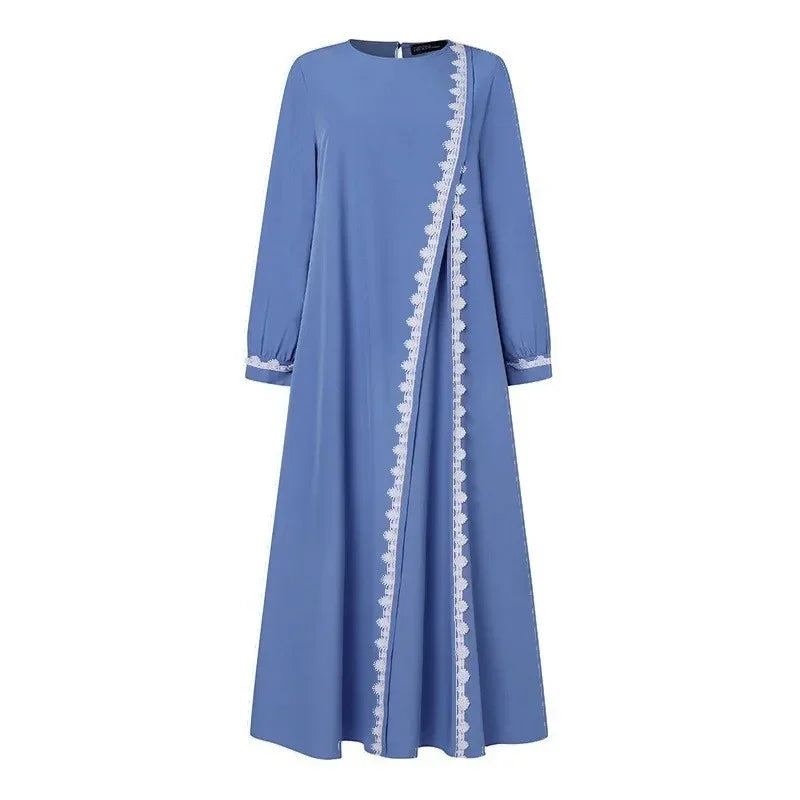Langes, fließendes hellblaues Abaya-Kleid mit zarter weißer Spitzenborte am Ausschnitt und vorne.