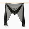 Bufanda de chifón negro transparente drapeada sobre un palo