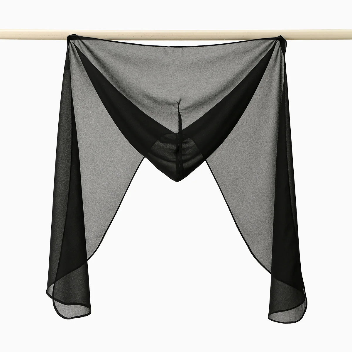 Bufanda de chifón negro transparente drapeada sobre un palo