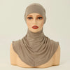 Una modelo vistiendo una capucha de hijab beige de cobertura total con un lazo.