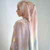 Eine Frau trägt einen fließenden, durchscheinenden rosa und goldenen Aquarell-digitalen Hijab-Schal.