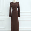 Une abaya élégante à manches longues, brune et de couleur unie, avec cordon de serrage, présentée sur un mannequin.