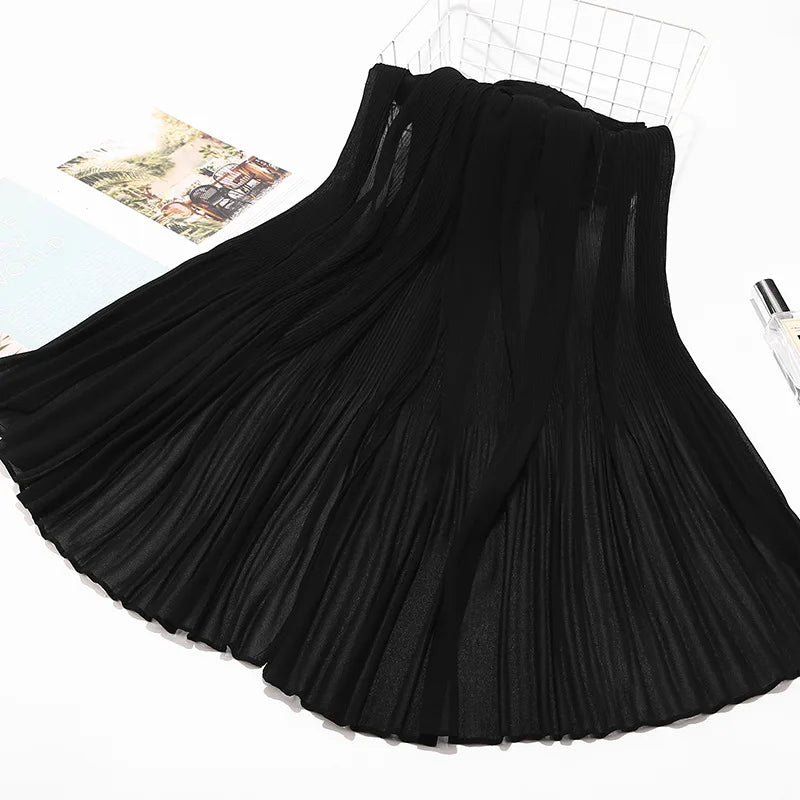 Schwarzer Crinkle-Chiffon-Hijab-Schal vor weißem Hintergrund.