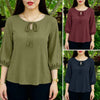 Eine Frau modelliert eine olivgrüne Spitzenbluse mit Puffärmeln und gerafftem Kragen.