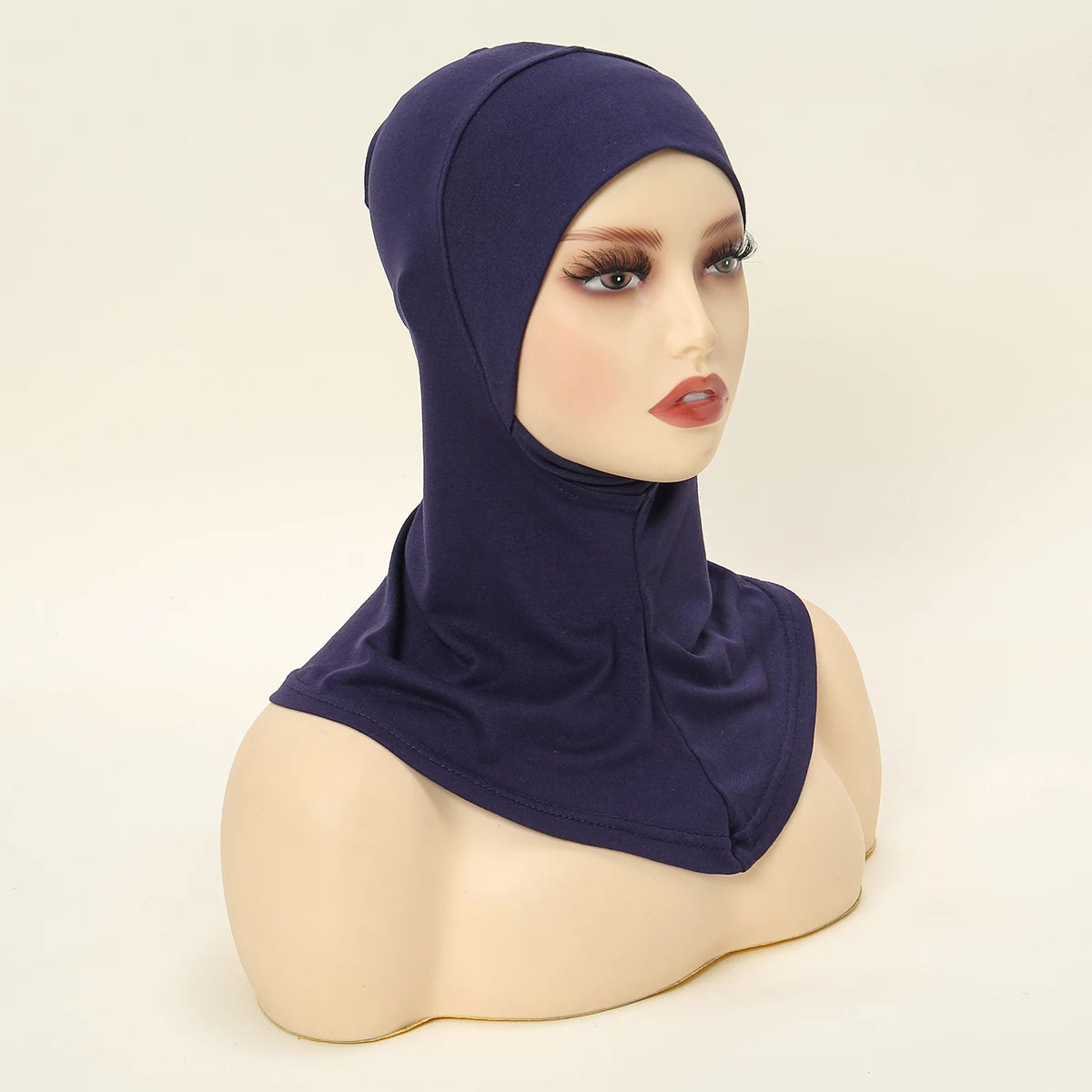 Dunkelblaue, dehnbare Baumwoll-Hijab-Bonnet mit voller Bedeckung auf einem Mannequin-Kopf.