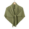 Écharpe hijab en jersey triangulaire vert olive drapée autour du cou