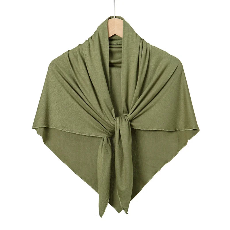 Écharpe hijab en jersey triangulaire vert olive drapée autour du cou