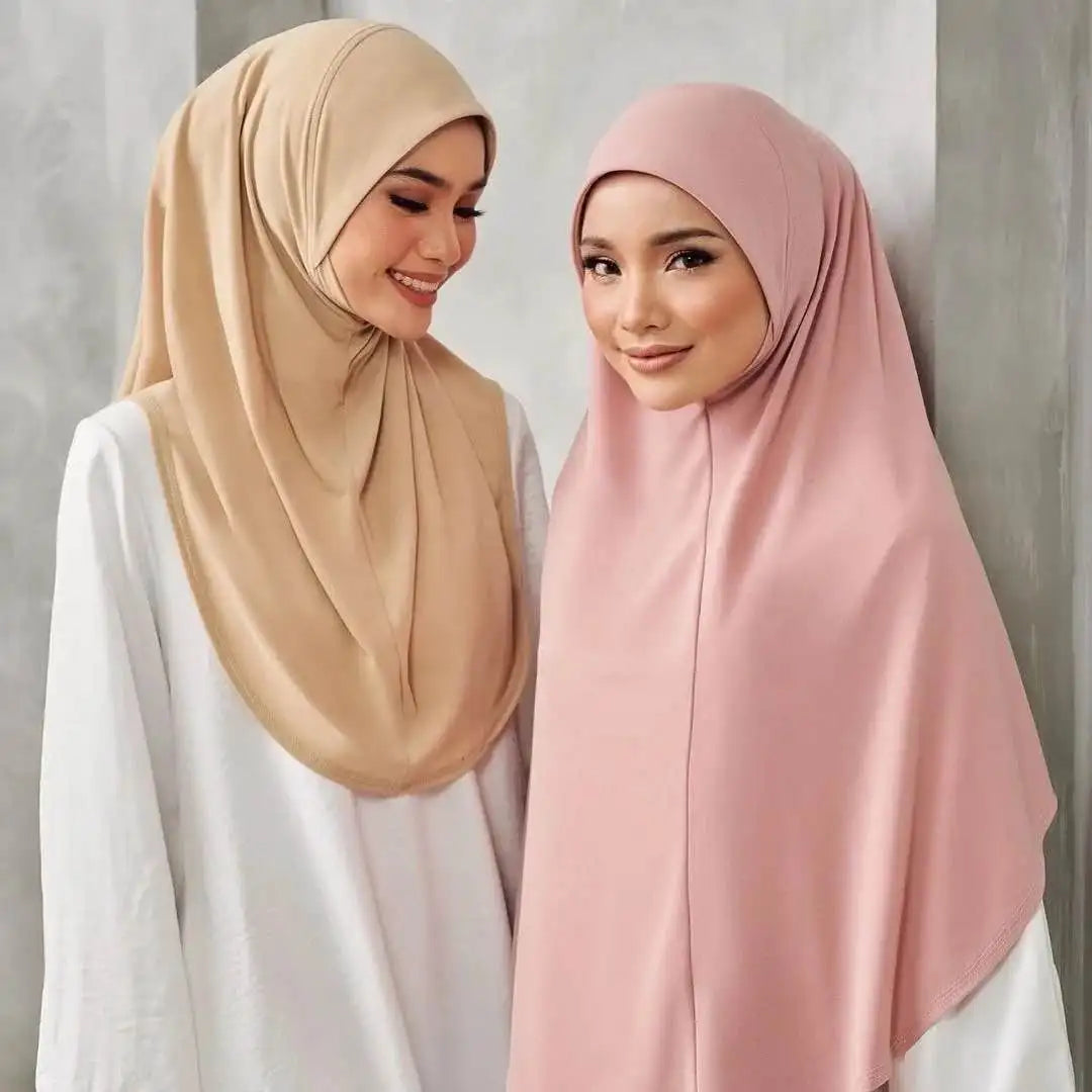Dos mujeres usando pañuelos instantáneos de hijab, uno beige y otro rosa, contra un fondo gris claro.