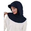 Une femme portant un bonnet hijab de couleur bleu marine et un haut blanc.