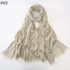 Foulard hijab en coton viscose beige clair, drapé et plié sur fond blanc.