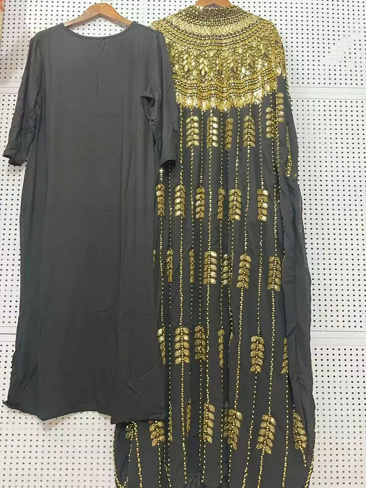 Langes, dunkelgraues Batwing-Robe mit schweren Goldpaille- und Perlenstickereien.