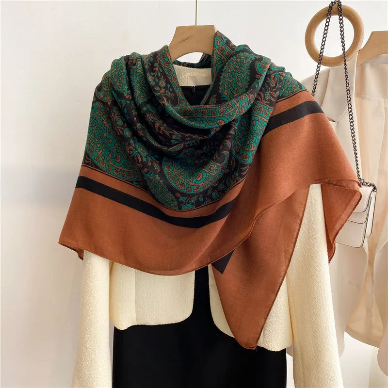 Terrakotta- und Teal-Leoparden-Blusen-Schal in Viscose, um den Hals eines Mannequins drapiert.