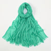 Pañuelo de hijab modal de bambú verde menta fluido, drapeado alrededor del cuello.