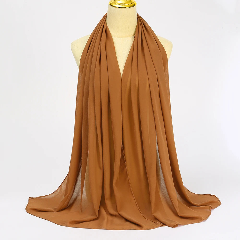 Ein drapiertes, solides braunes Chiffon-Hijab-Schal auf einem Mannequin.