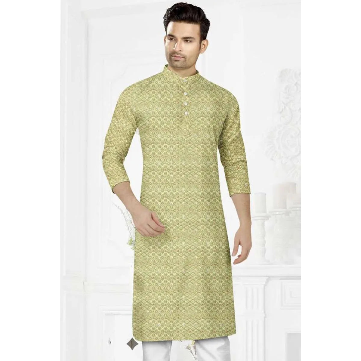 Un hombre modela un jubba thobe tradicional color verde oliva claro para vestimenta islámica.