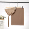 Beige Chiffon-Hijab und Untercap-Set hängt an einem Holzbügel vor weißem Hintergrund.