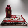 Dunkelrote Chenille Gebetsmatte-Set mit passendem Tasbih und Tragetasche auf neutralem Hintergrund.