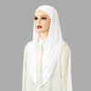 Eine Frau trägt ein weißes Instant-Ready-to-Wear-Jersey-Hijab und ein passendes Oberteil.