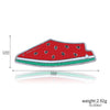 Rotes Wassermelonen-Emalenschmetterlings-Anstecknadel mit grünem Rand und silbernem Zentrum.