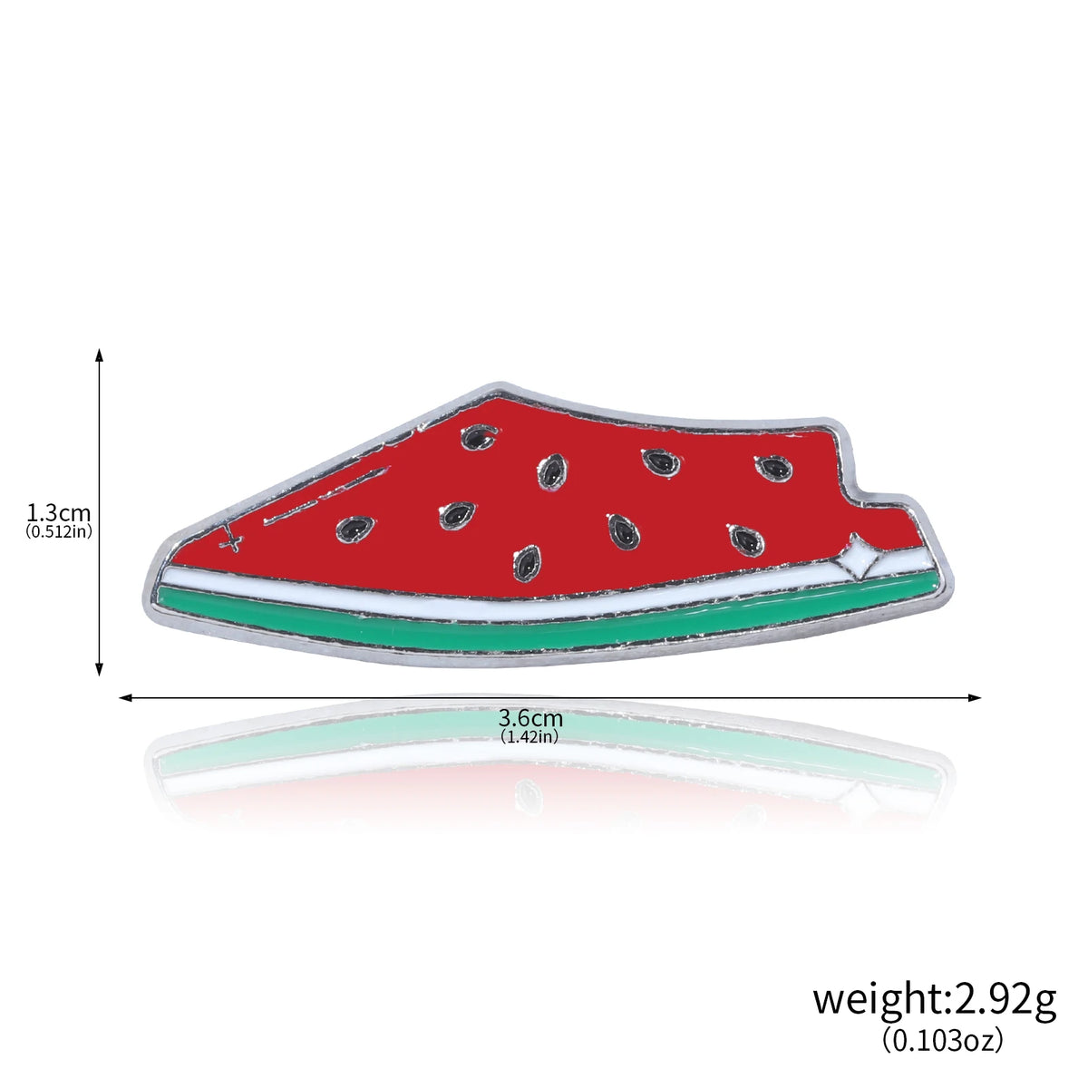 Rotes Wassermelonen-Emalenschmetterlings-Anstecknadel mit grünem Rand und silbernem Zentrum.